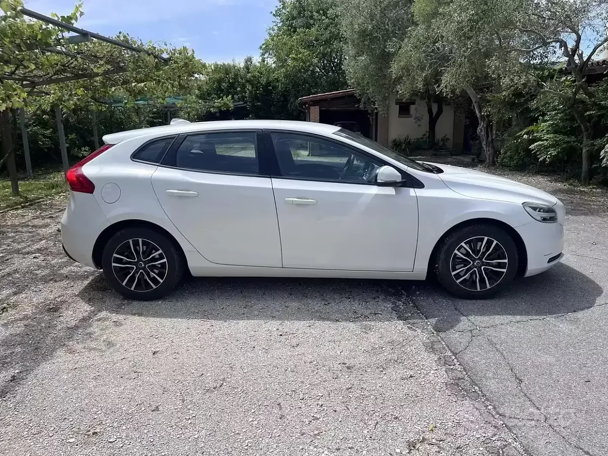 Usata Volvo V40 120 CV (88 kW) 2018 Bianco Berlina