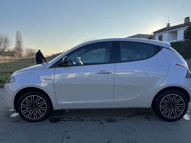 Usata Lancia Ypsilon Gold 69 CV (50 kW) 2022 Grigio Utilitaria