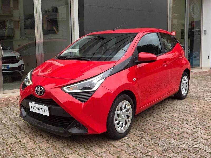 Usata Toyota Aygo Connect Style 72 CV (52 kW) 2020 Rosso Utilitaria