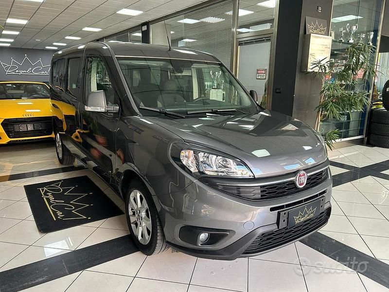 Usata Fiat Doblò Lounge 120 CV (88 kW) 2022 Grigio Monovolume