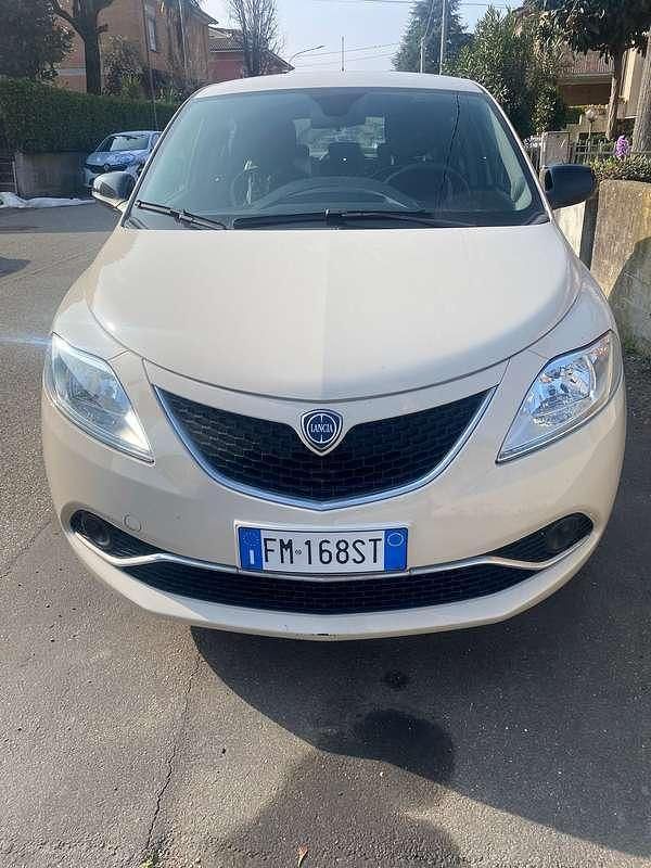 Usata Lancia Ypsilon Gold 69 CV (50 kW) 2018 Beige Utilitaria