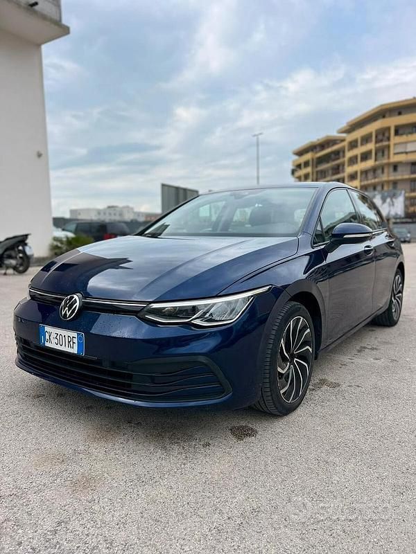 Usata VW Golf VIII Life 115 CV (84 kW) 2022 Blu Berlina