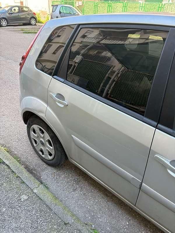 Usata Ford Fiesta Titanium 68 CV (50 kW) 2006 Grigio Utilitaria