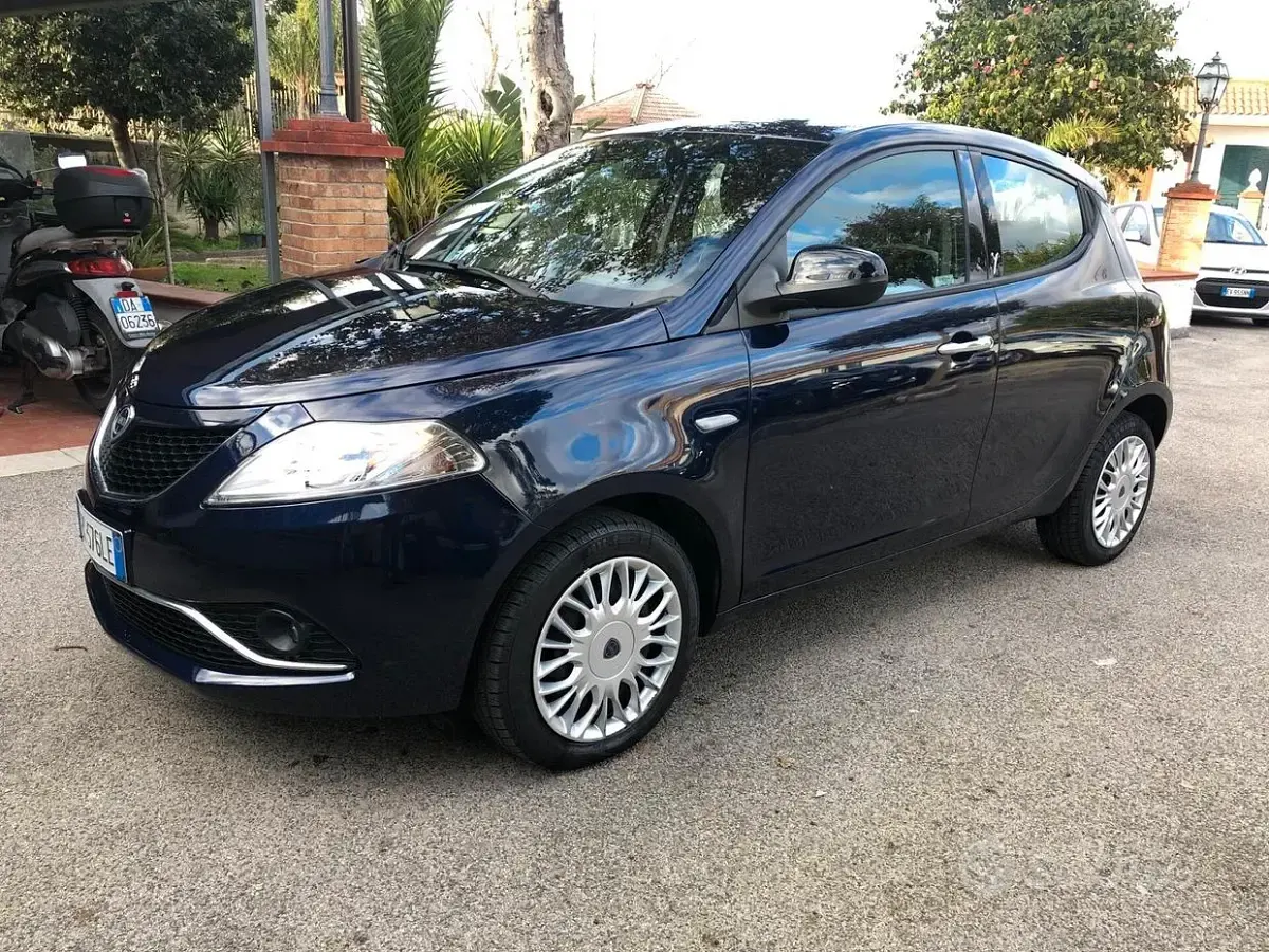 Usata Lancia Ypsilon Gold 69 CV (50 kW) 2017 Blu Utilitaria