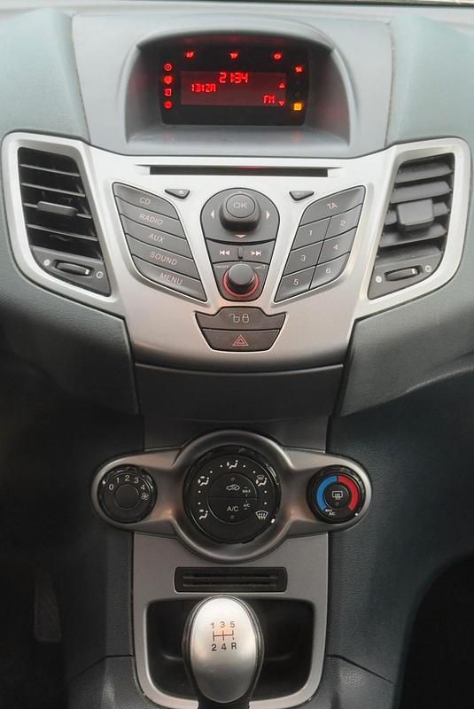 Usata Ford Fiesta Titanium 81 CV (59 kW) 2010 Grigio Utilitaria