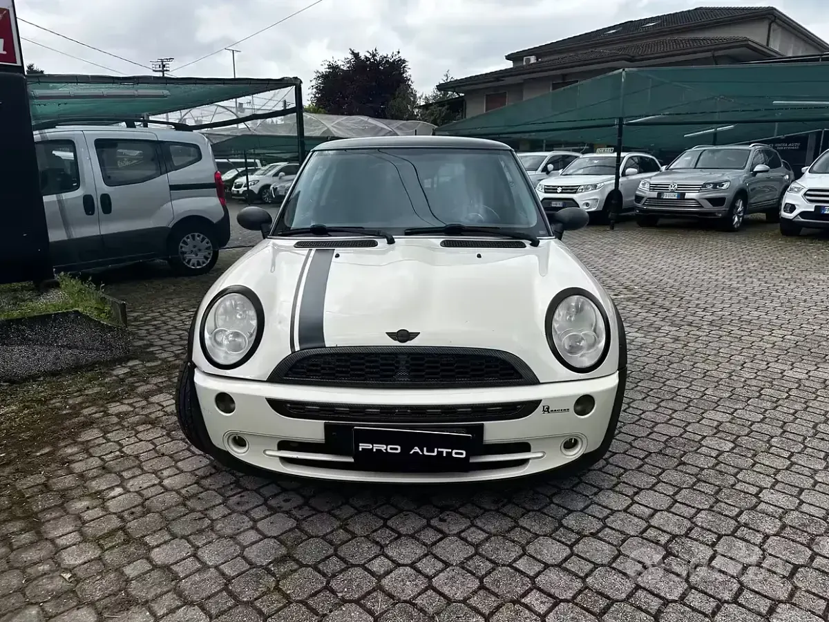 Begagnad Mini ONE 90 HK (66 kW) 2006 Vit Halvkombi