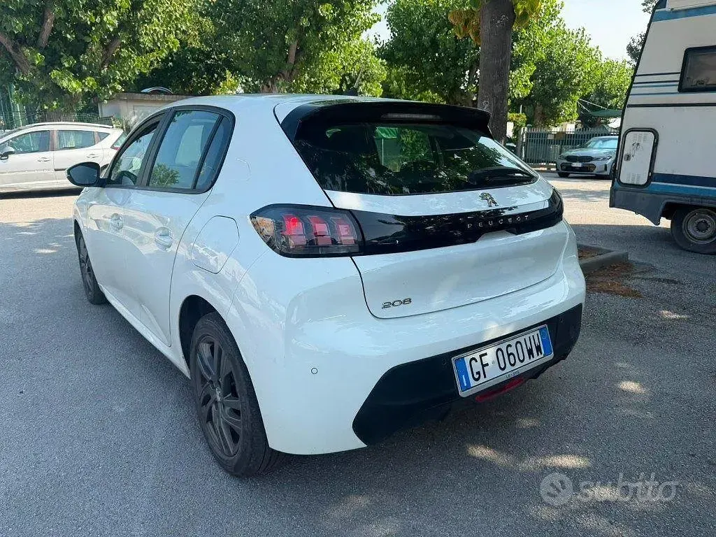 Usata Peugeot 208 Active 102 CV (75 kW) 2021 Bianco Utilitaria