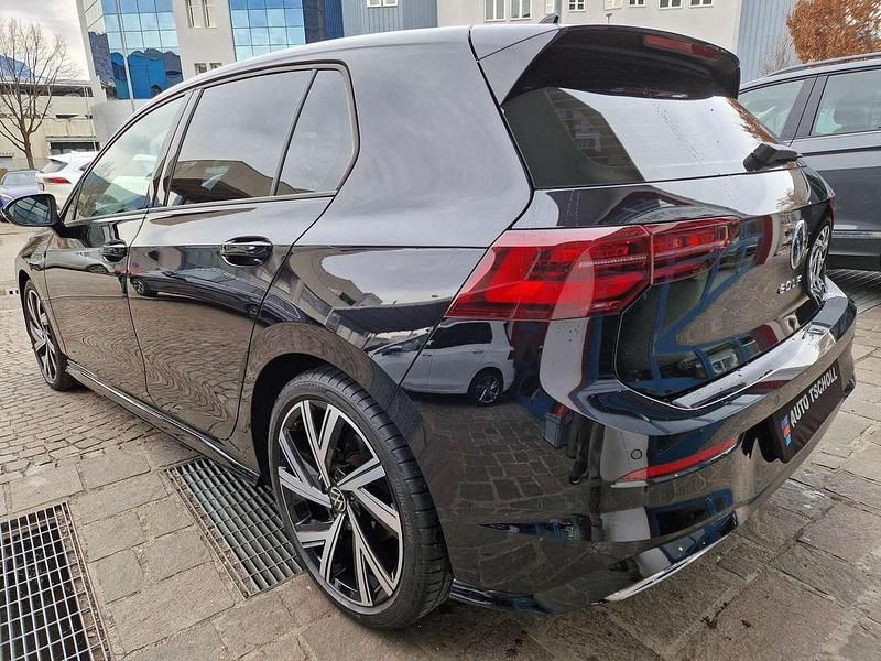Usata VW Golf VIII R-line 190 CV (139 kW) 2022 Deep black perleffekt Berlina