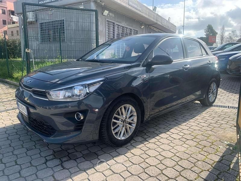 Usata Kia Rio Style 101 CV (74 kW) 2021 Grigio Berlina