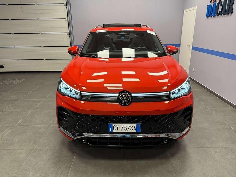 Usata VW Tiguan R-line Plus 150 CV (110 kW) 2025 Persimmon red SUV