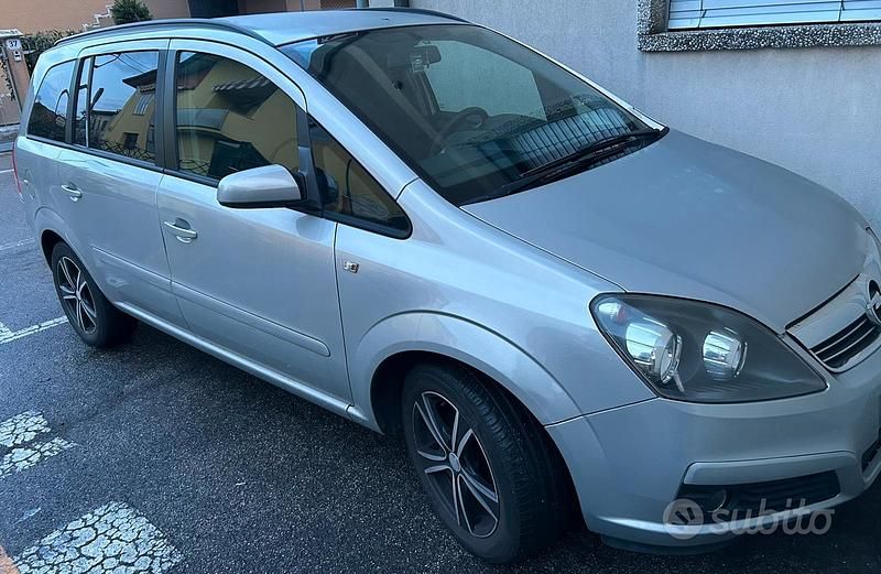 Usata Opel Zafira 2009 Grigio Monovolume