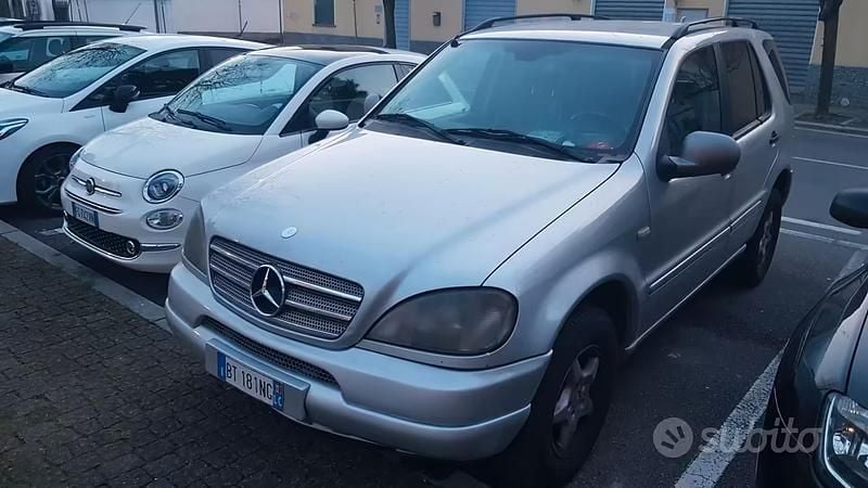 Usata Mercedes ML270 163 CV (119 kW) 2001 Grigio SUV