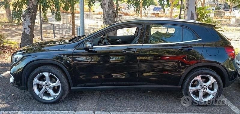 Käytetty Mercedes GLA180 109 HP (80 kW) 2018 Musta Katumaasturi