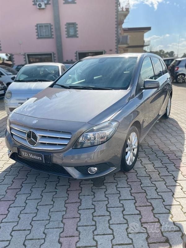 Usata Mercedes B180 Business 108 CV (79 kW) 2015 Grigio Monovolume
