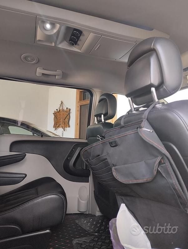 Usata Lancia Voyager 163 CV (119 kW) 2012 Grigio Monovolume