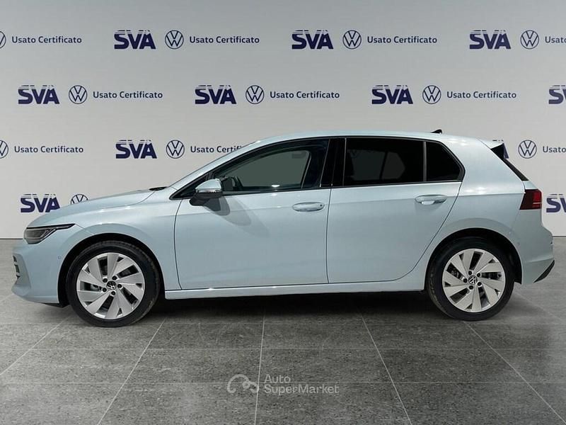 Nuova VW Golf VIII 150 CV (110 kW) 2025 Crystal ice blue metallizzato Berlina