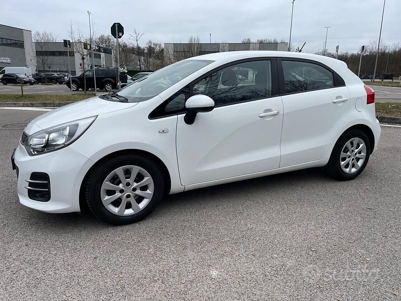Usata Kia Rio 85 CV (62 kW) 2016 Bianco Berlina
