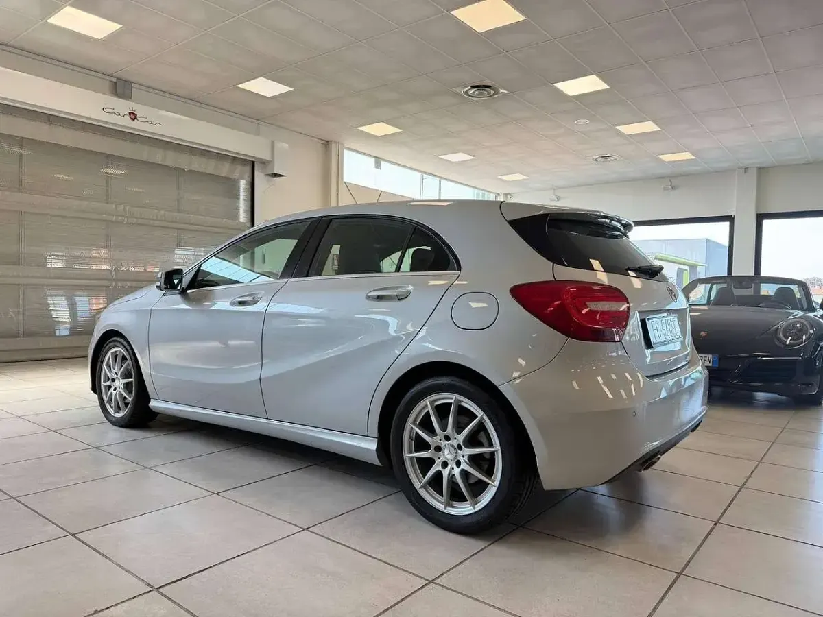 Usata Mercedes A180 122 CV (89 kW) 2015 Argento Utilitaria