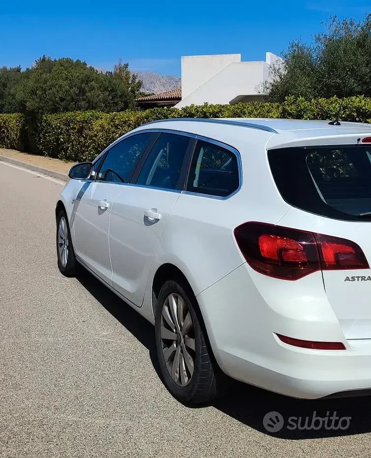 Usata Opel Astra 110 CV (80 kW) 2011 Bianco Station wagon