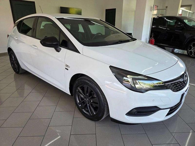 Bianco(met.) Usata 2020 Opel Astra S Tre volumi | 13.490 € (Buon prezzo) - Immagine 1/4