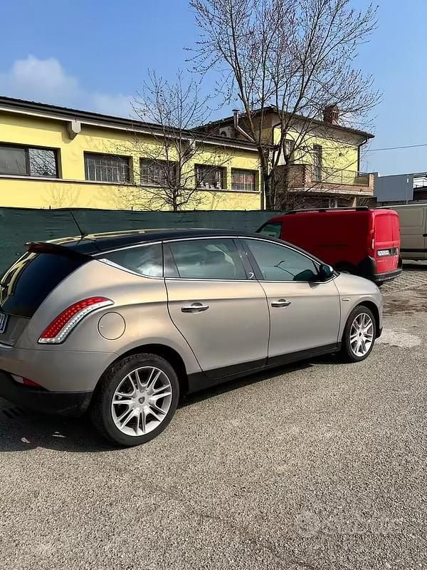 Usado Lancia Delta 120 CV (88 kW) 2009 Gris Utilitario