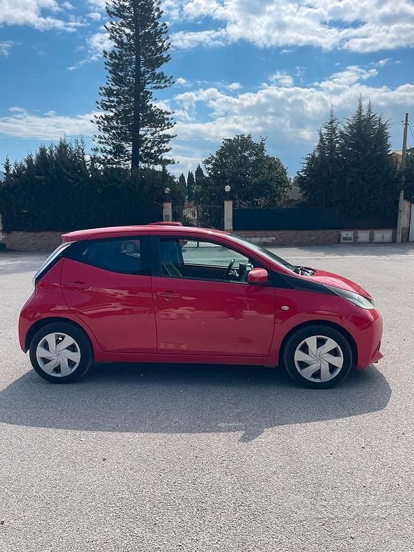 Usata Toyota Aygo X-play 69 CV (50 kW) 2015 Rosso Utilitaria