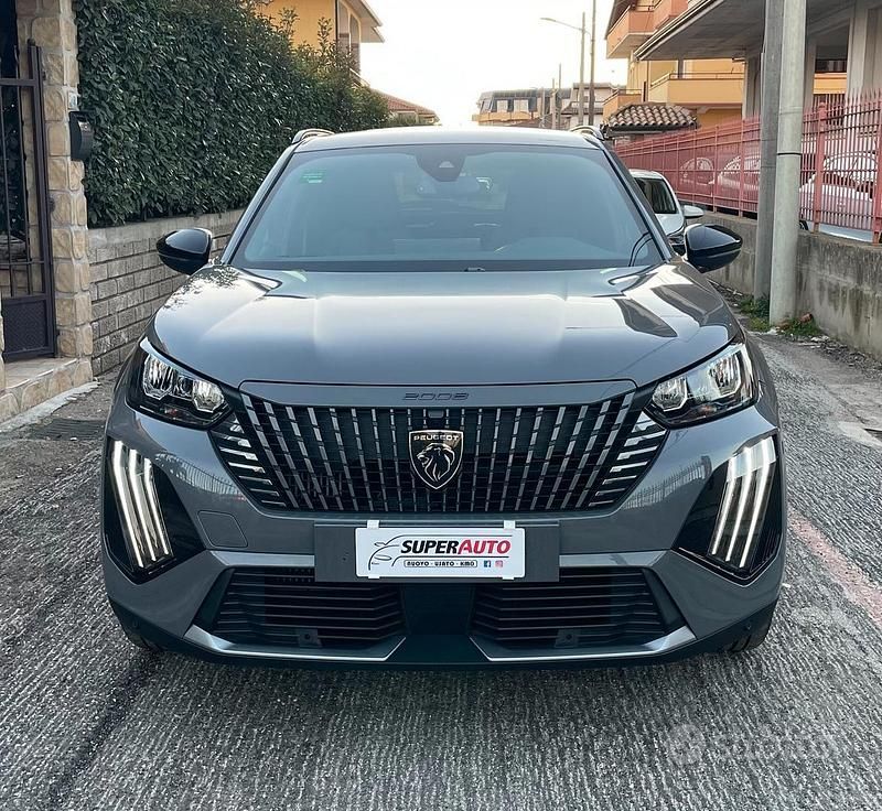 Usata Peugeot 2008 Allure 101 CV (74 kW) 2025 Grigio SUV