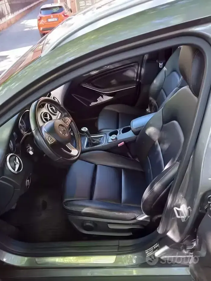 Usata Mercedes GLA180 122 CV (89 kW) 2016 Grigio SUV