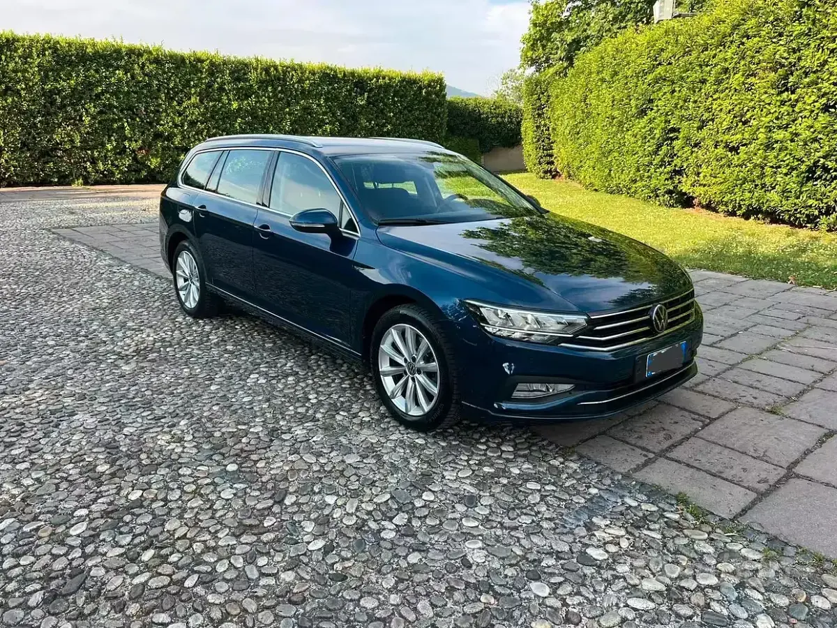 Usata VW Passat 150 CV (110 kW) 2022 Bluazzurro Station wagon