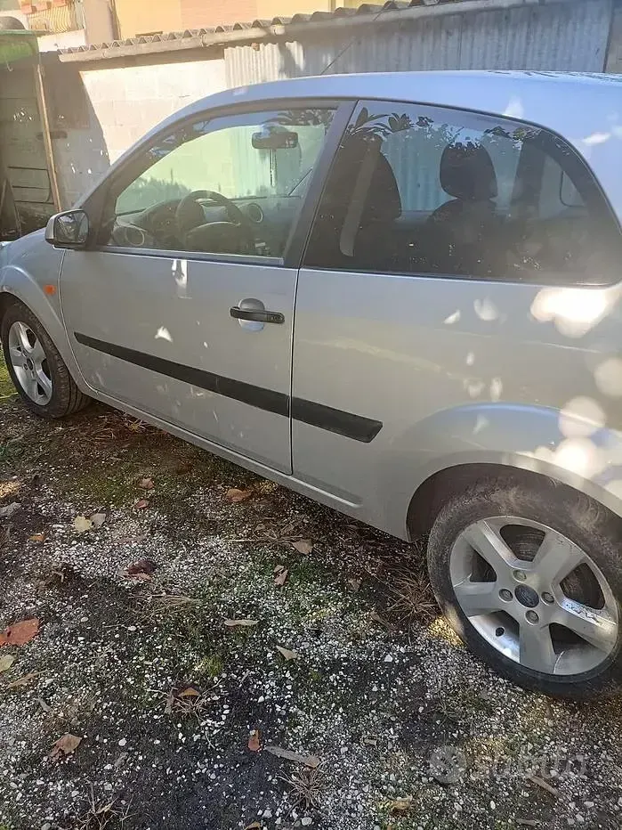 Second-hand Ford Fiesta 75 CP (55 kW) 2006 Gri Hatchback