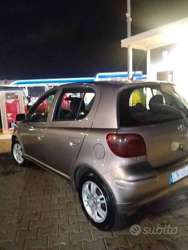 Usata Toyota Yaris 75 CV (55 kW) 2004 Grigio Utilitaria