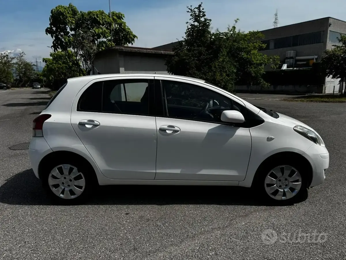 Usata Toyota Yaris Sol 69 CV (50 kW) 2011 Bianco Utilitaria