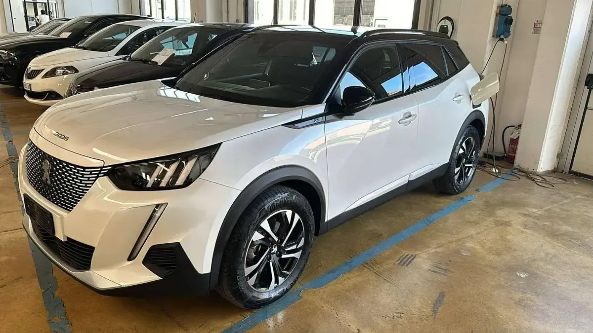Usata Peugeot e-2008 GTi 100 kW (136 CV) 2023 Bianco SUV