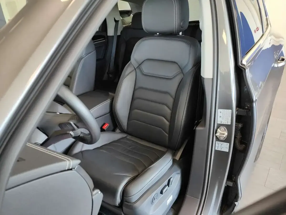 Usata VW Touareg 231 CV (169 kW) 2024 Grigio SUV