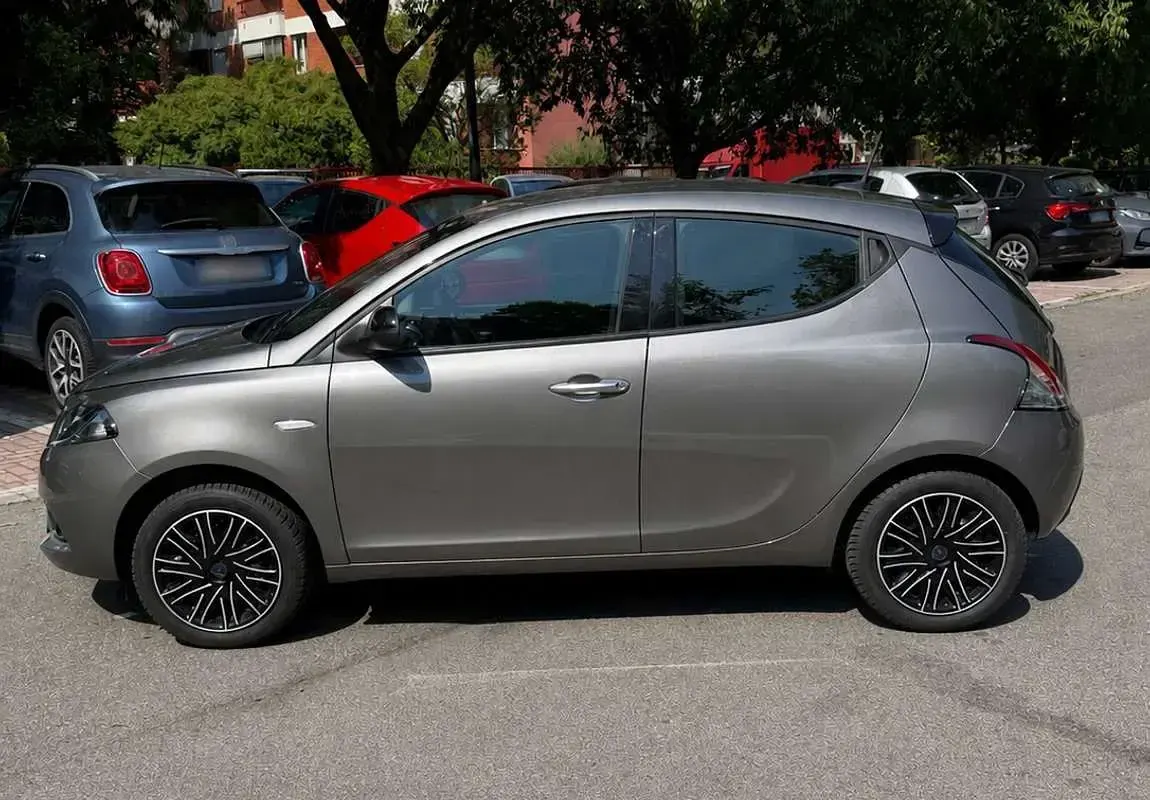 Usata Lancia Ypsilon 69 CV (50 kW) 2023 Grigio Utilitaria