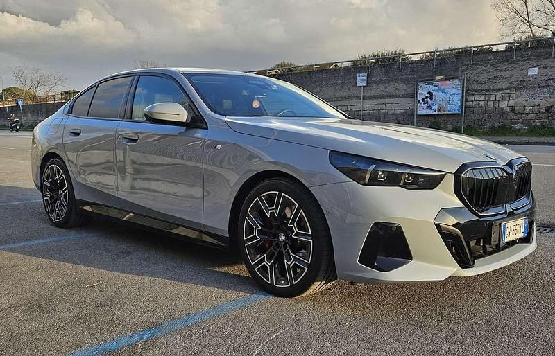 Usata BMW 520 M Sport 197 CV (144 kW) 2024 Grigio Berlina