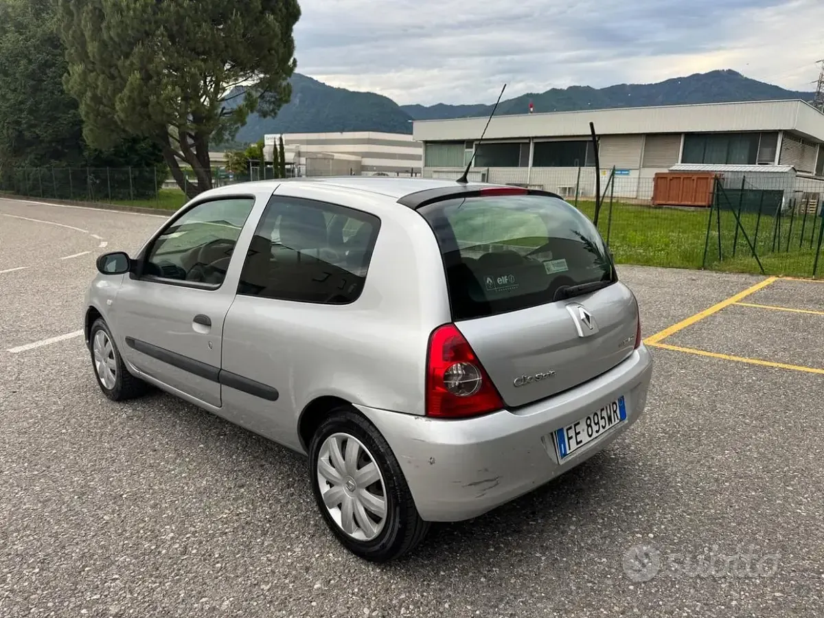 Usata Renault Clio II Luxe 75 CV (55 kW) 2006 Grigio Berlina