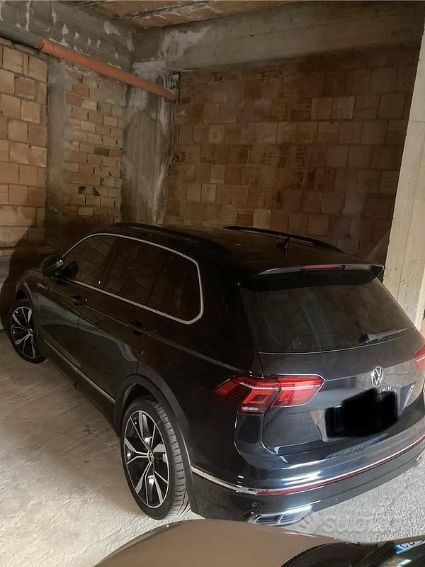 Usata VW Tiguan R-line 150 CV (110 kW) 2021 Nero SUV