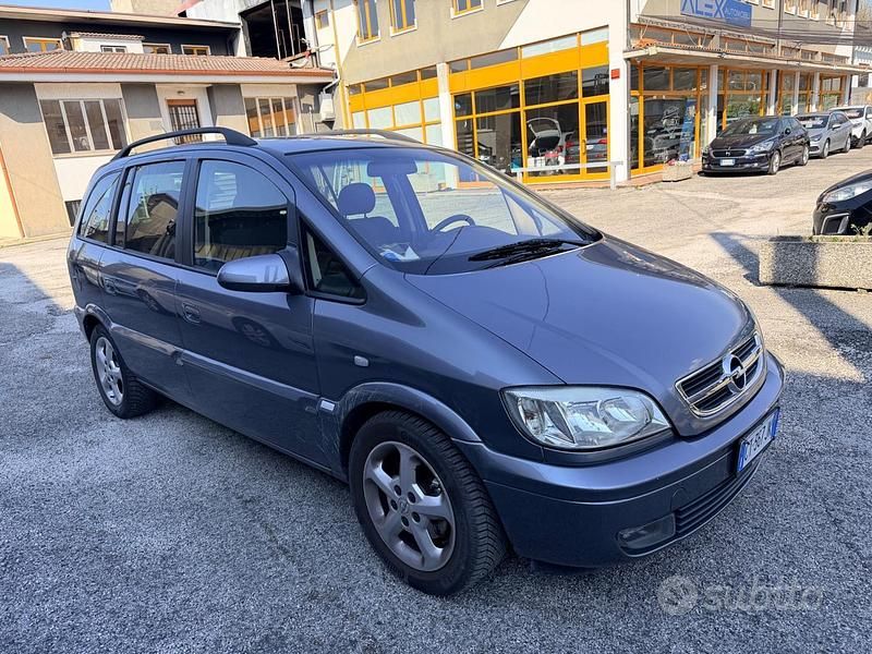 Usata Opel Zafira 101 CV (74 kW) 2005 Grigio Monovolume