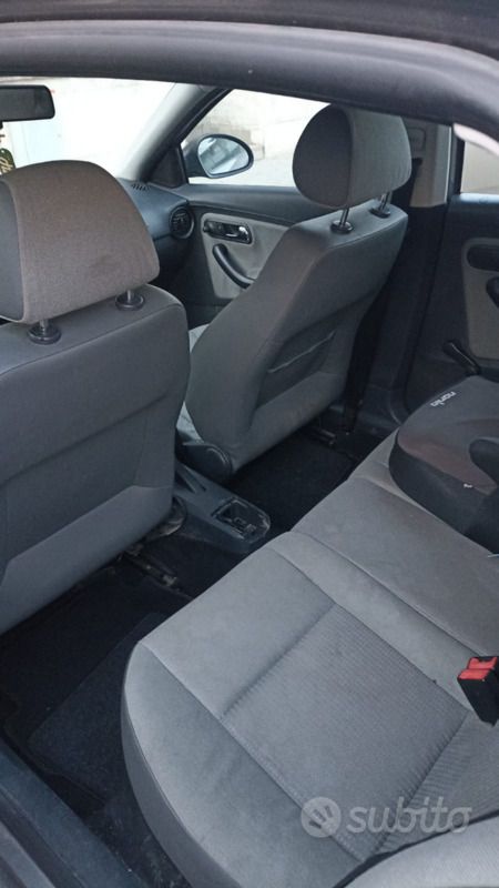 Grigio Usata 2003 Seat Ibiza Due volumi | 1000 € (Super prezzo) - Immagine 1/4