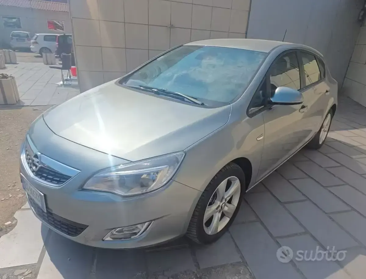 Usata Opel Astra 100 CV (73 kW) 2011 Grigio Berlina