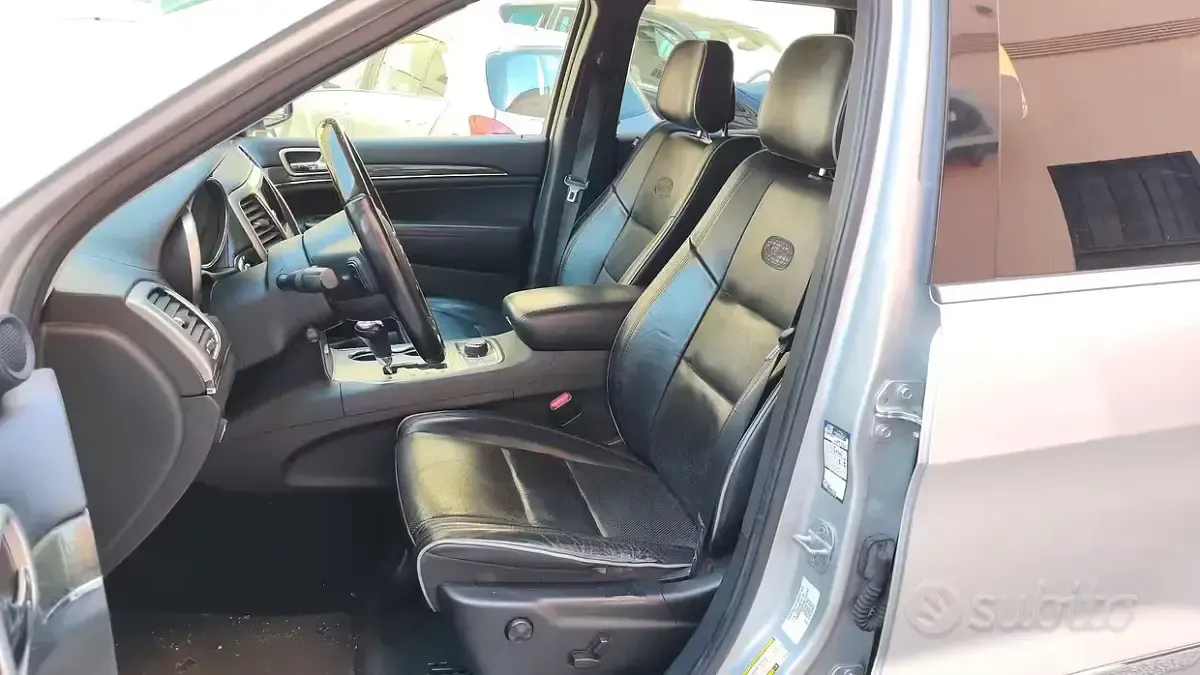 Usata Jeep Grand Cherokee Overland 241 CV (177 kW) 2011 Grigio SUV