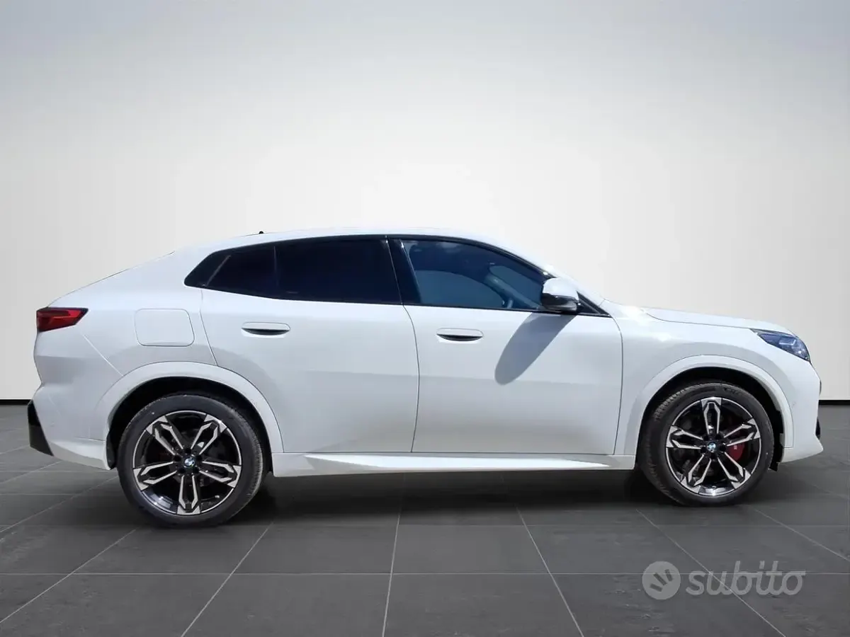 Nuova BMW X2 M Sport 150 CV (110 kW) 2026 Alpin white pastello SUV
