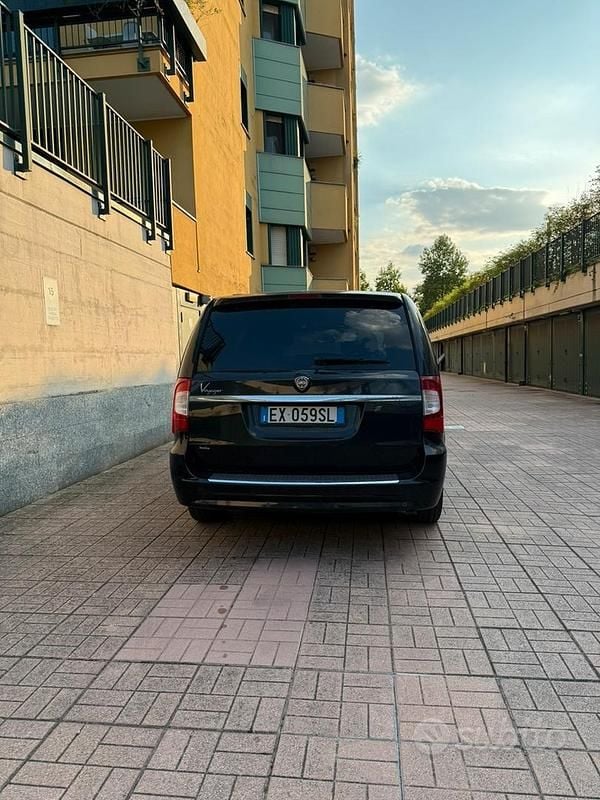 Usata Lancia Voyager Silver 177 CV (130 kW) 2011 Nero Monovolume