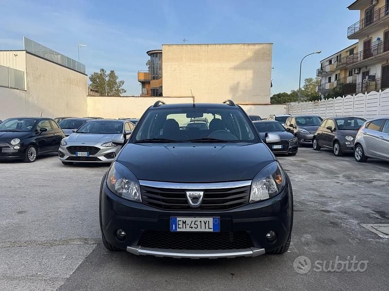 Grigio Usata 2012 Dacia Sandero Stepway Tre volumi | 6450 € (Ottimo prezzo) - Immagine 1/4