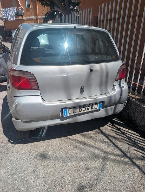 Usata Toyota Yaris 87 CV (63 kW) 2005 Grigio Utilitaria