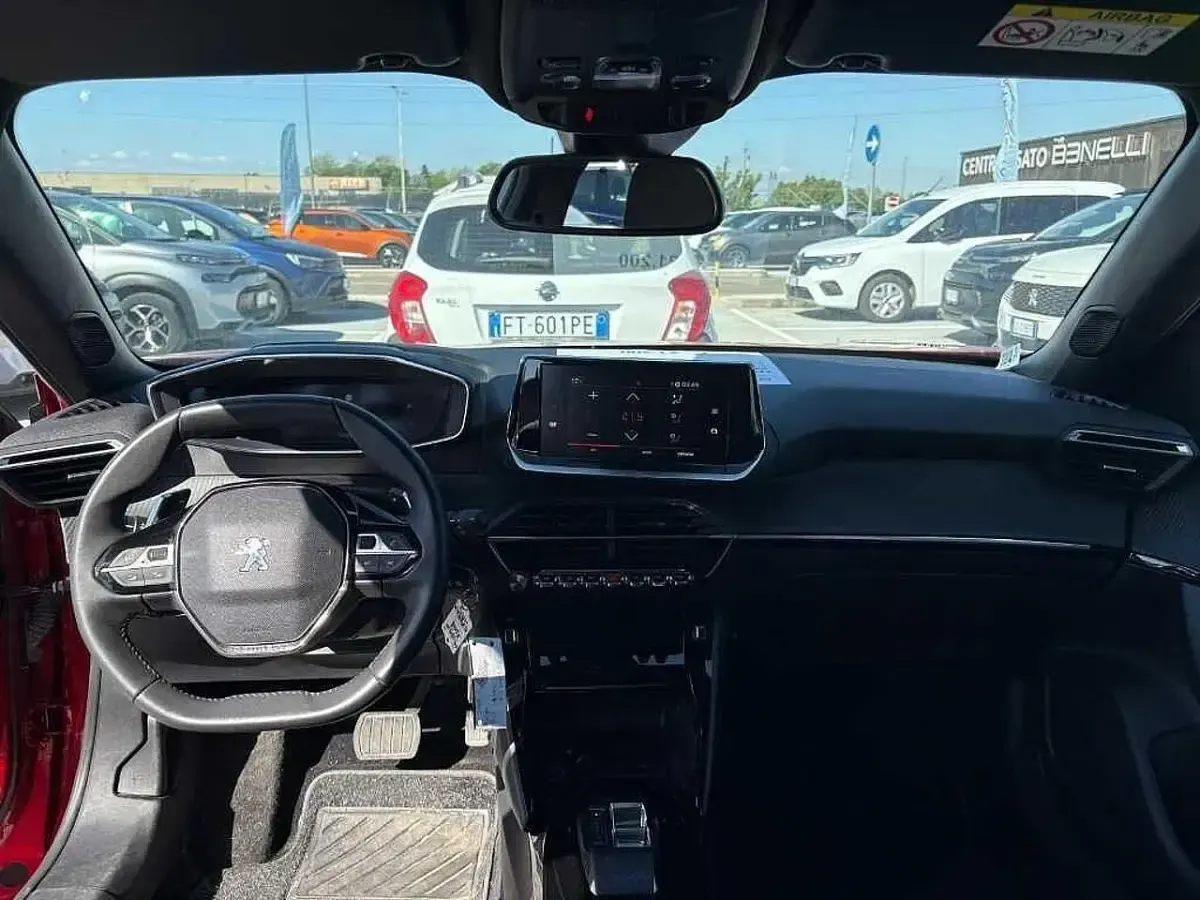 Usata Peugeot 2008 Allure 130 CV (95 kW) 2023 Rosso SUV