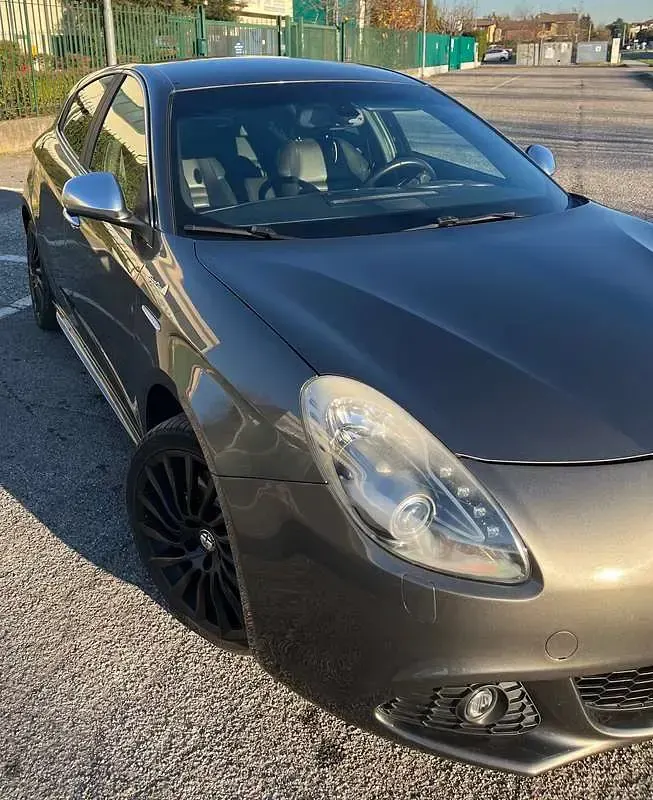 Usata Alfa Romeo Giulietta Exclusive 170 CV (125 kW) 2013 Grigio Utilitaria