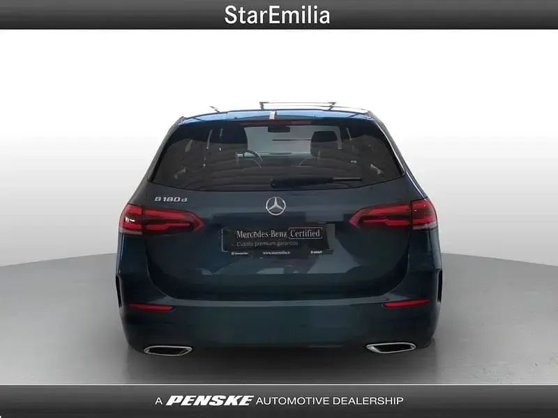 Usata Mercedes B180 Premium 116 CV (85 kW) 2022 Blu/azzurro Utilitaria