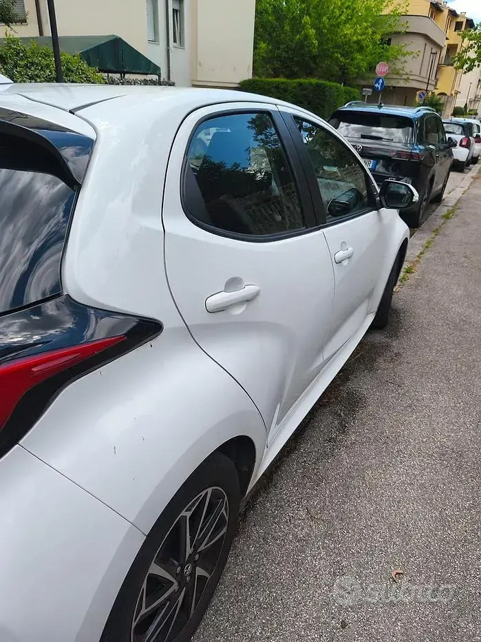 Usata Toyota Yaris 72 CV (52 kW) 2022 Bianco Utilitaria